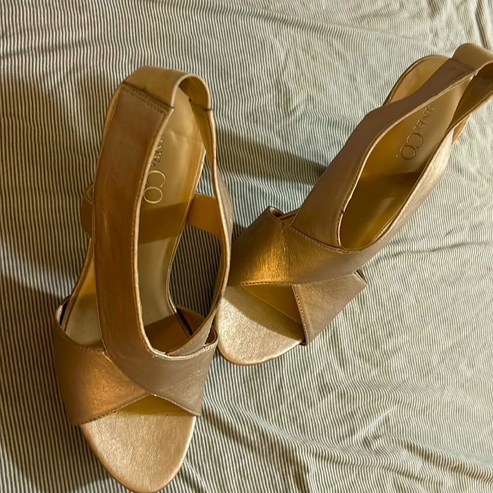 Gold dress sandal women’s size 7 1/2